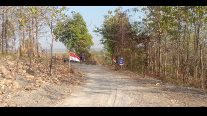 Protes Bendungan Karangnongko, Warga Ngelo Bojonegoro Kibarkan Setengah Tiang Bendera Merah Putih