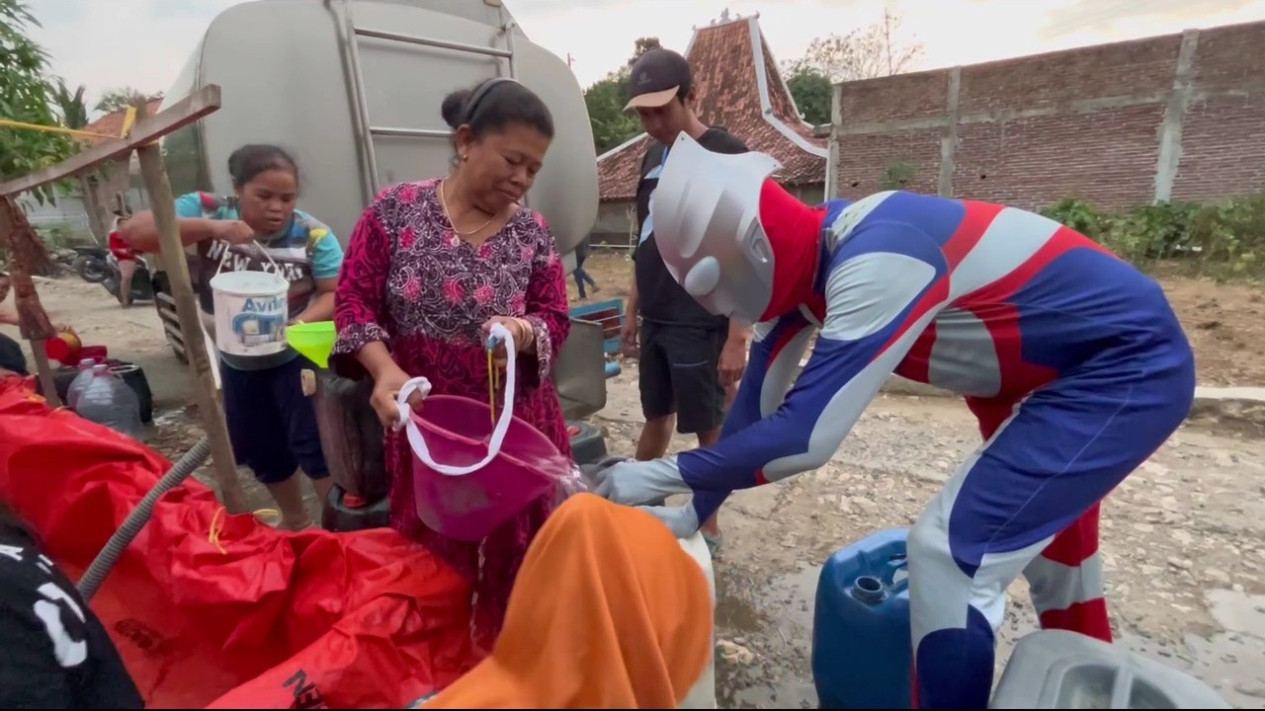 Naik di Atas Mobil Tangki,  Begini Aksi Ultraman Bagikan Air Bersih pada Warga di Pati
            - galeri foto