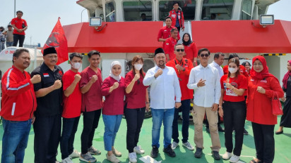 Target Menang di Pemilu dan Ganjar Jadi Presiden, PDI P Gresik Gelar Pengobatan Gratis di Rumah Sakit Apung