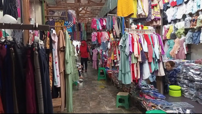 Marak Belanja Online, Omset Pedagang Konveksi di Pasar Kota Rembang Anjlok 70 Persen