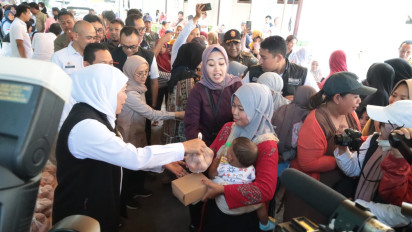 Gubernur Jatim dan Bupati Lumajang Serahkan Sejumlah Bantuan Sosial kepada Masyarakat