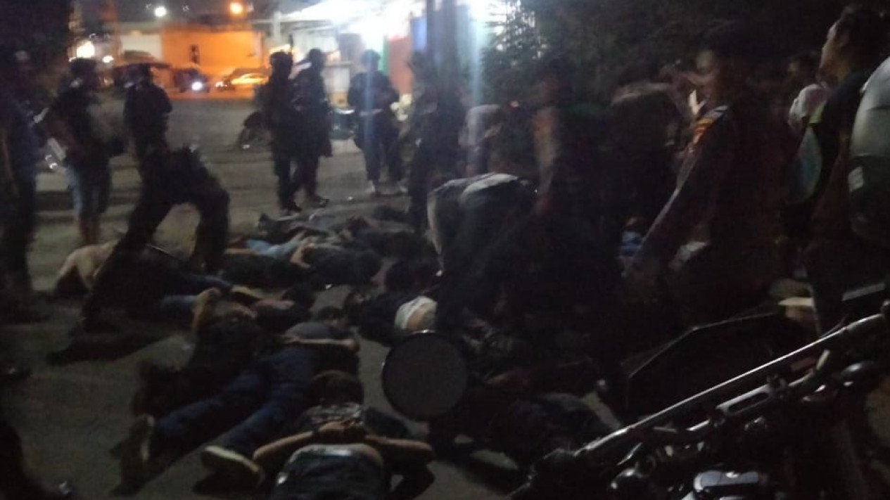 Bentrok Kelompok Ormas Gibas dan Pemuda Pancasila di Bekasi, Dipicu Penarikan Mobil
            - galeri foto