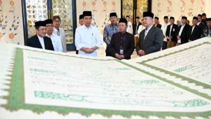 Presiden Jokowi Menerima Mushaf Al-Quran Raksasa yang Ditulis Tangan