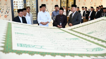 Presiden Jokowi Hadiahkan Al Quran Raksasa untuk Masjid Zayed Solo
