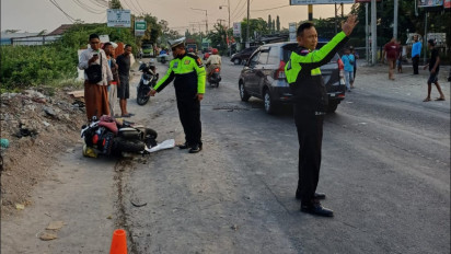 Pengendara Motor Tewas Tertabrak Minibus, Polisi Langsung Olah TKP