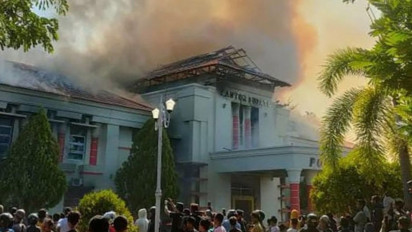Detik-detik Kantor Bupati Pohuwato Dibakar Massa