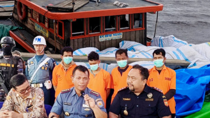 Lanal Dumai Amankan Kapal Bermuatan 700 Ball Pakaian Bekas Ilegal Asal Malaysia