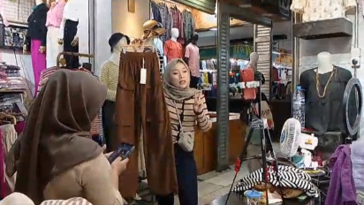 Dampak Penjualan Online Membuat Toko Pakaian di Pasar Andir Bandung Banyak yang Tutup