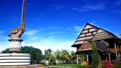 Perdana ke Luwu Raya, Anies Dijamu Mappesabbi di Kedatuan Luwu