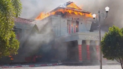 Berita Foto: Kantor Bupati Pohuwato Dibakar Massa
