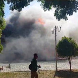 Galeri Foto : Dahsyatnya Api Melumat Kantor Bupati Pohuwato Saat Dibakar Massa