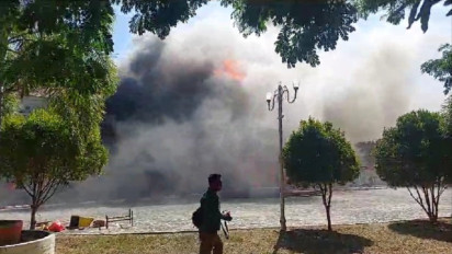 Galeri Foto : Dahsyatnya Api Melumat Kantor Bupati Pohuwato Saat Dibakar Massa