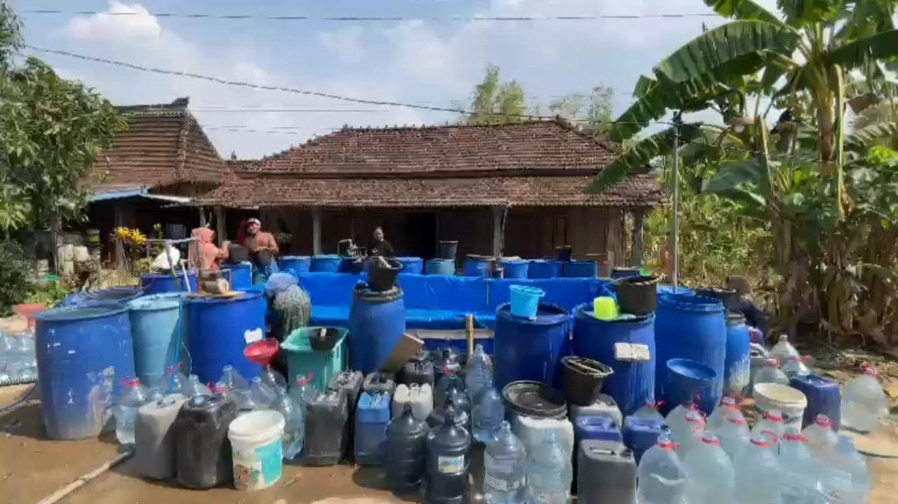 Kekeringan di Pati Terus Meluas, Komunitas Vespa Salurkan Bantuan Air Bersih
            - galeri foto