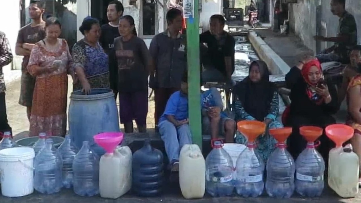 Kekeringan, Brimob Polda Jatim Pasok Air Bersih di Desa Gempolsari, Tanggulangin, Sidoarjo
            - galeri foto
