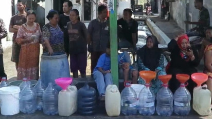 Kekeringan, Brimob Polda Jatim Pasok Air Bersih di Desa Gempolsari, Tanggulangin, Sidoarjo