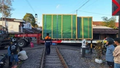 Truk Trailer Nyangkut di Rel Kereta Api di Malang, Lima KA Alami Gangguan Perjalanan