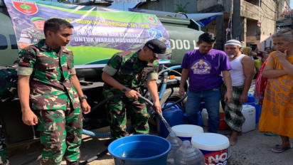 Kodam XIV Hasanuddin Salurkan Air Bersih Dua tangki di Kota Terdampak Kekeringan