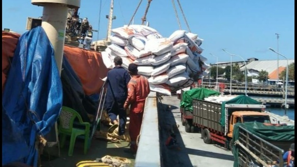 Banyuwangi Kirim Beras Impor ke Tiga Daerah Krisis Pangan
            - galeri foto