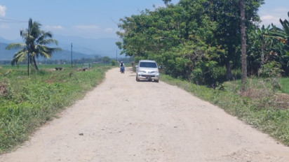 Diduga Akibat Mobilitas Truk Tambang Pasir Ilegal, Jalan Desa di Luwu Rusak Parah