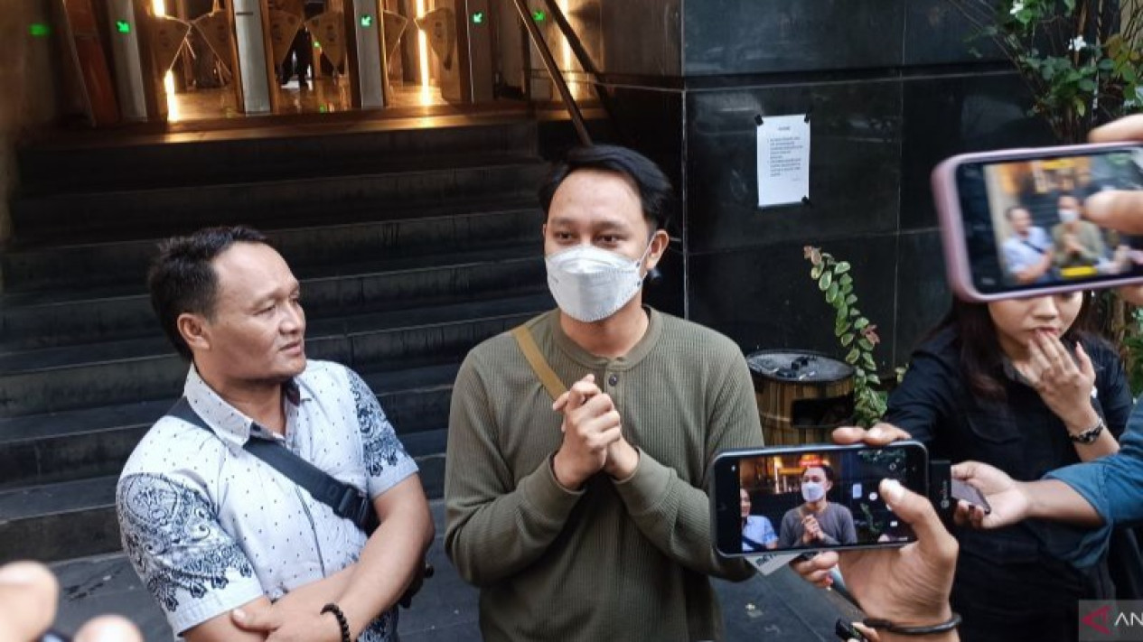 Ini Sosok Pemeran Pria dalam Kasus Film Porno yang Syuting di Jakarta Selatan: Saya Hanya Dibayar Tidak Lebih dari Rp2 Juta
            - galeri foto