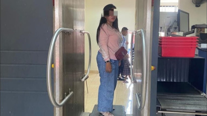 Diselempitkan dalam Kaos Kaki, Perempuan Ini Coba Selundupkan Dua Smartphone ke Rutan Surabaya