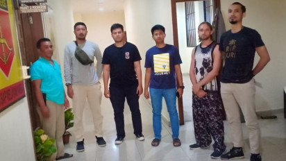 Mabuk hingga Rusak Pintu Kos, WNA Asal Rusia Diserahkan Polisi ke Imigrasi untuk Dideportasi 