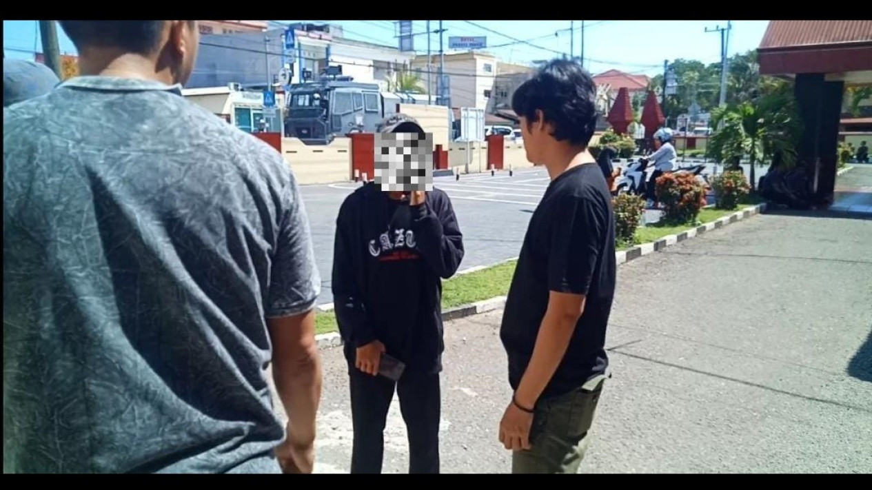 Guru Agama Bantah Pukul Siswa, Korban Luka Akibat Dihukum Angkat Meja
            - galeri foto