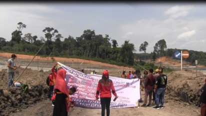 Penyelesaian Lahan Belum Tuntas, Masyarakat Lakukan Penutupan Jalan PT KBU di Kapuas Kalimantan Tengah