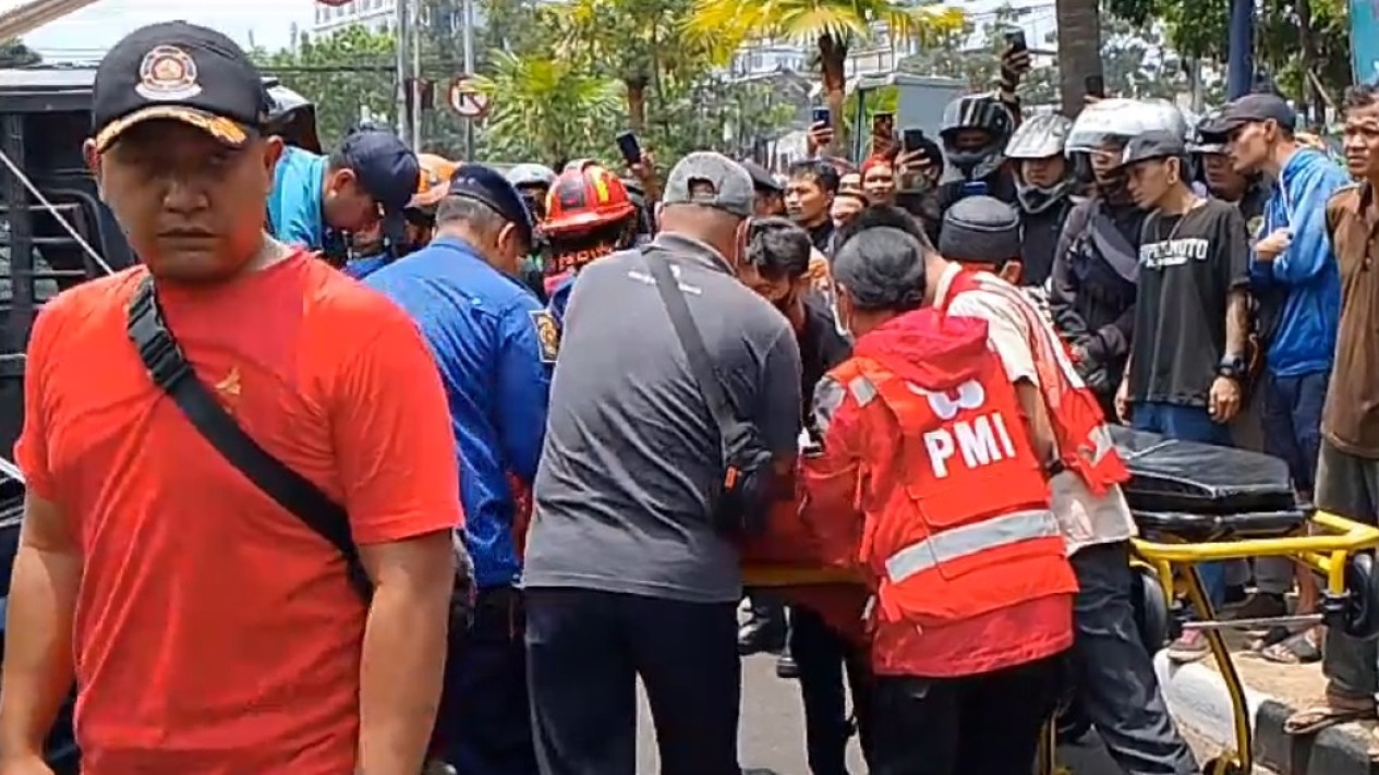 Tragis! Sopir Pikap Tewas Terjepit Usai Alami Tabrakan Beruntun di Bandung
            - galeri foto