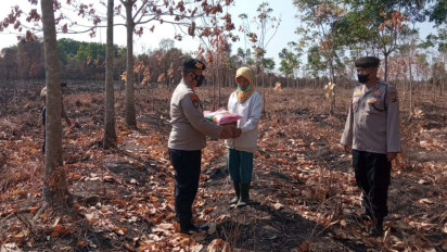 Pam Obvit Polda Sumsel Salurkan Bantuan pada Petani Korban Karhutla