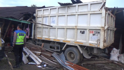 Dumtruk Fuso Tabrak 4 Rumah dan 1 Mobil di Sidikalang
