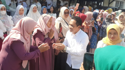 Masa Jabatan Berakhir, Ribuan Warga Lumajang Antar Bupati dan Wakil Bupati Pulang ke Rumah Pribadinya