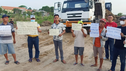 Kades Sewakan Tanah Kas Sepihak, Puluhan Warga Desa Ketajen, Sidoarjo Gelar Unjuk Rasa