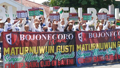 Masa Jabatan Bupati dan Wabup Bojonegoro Berakhir, Puluhan Warga Gelar Aksi Cukur Gundul, Ini Maksudnya!