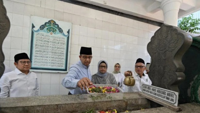 Anies Baswedan-Cak Imin Ziarah ke Makam Pangeran Diponegoro di Makassar