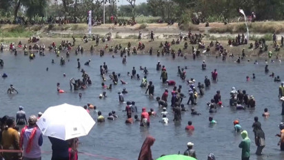 Seru! Ratusan Warga di Loceret Nganjuk Berebut Menangkap Ikan di Waduk Tirto Agung