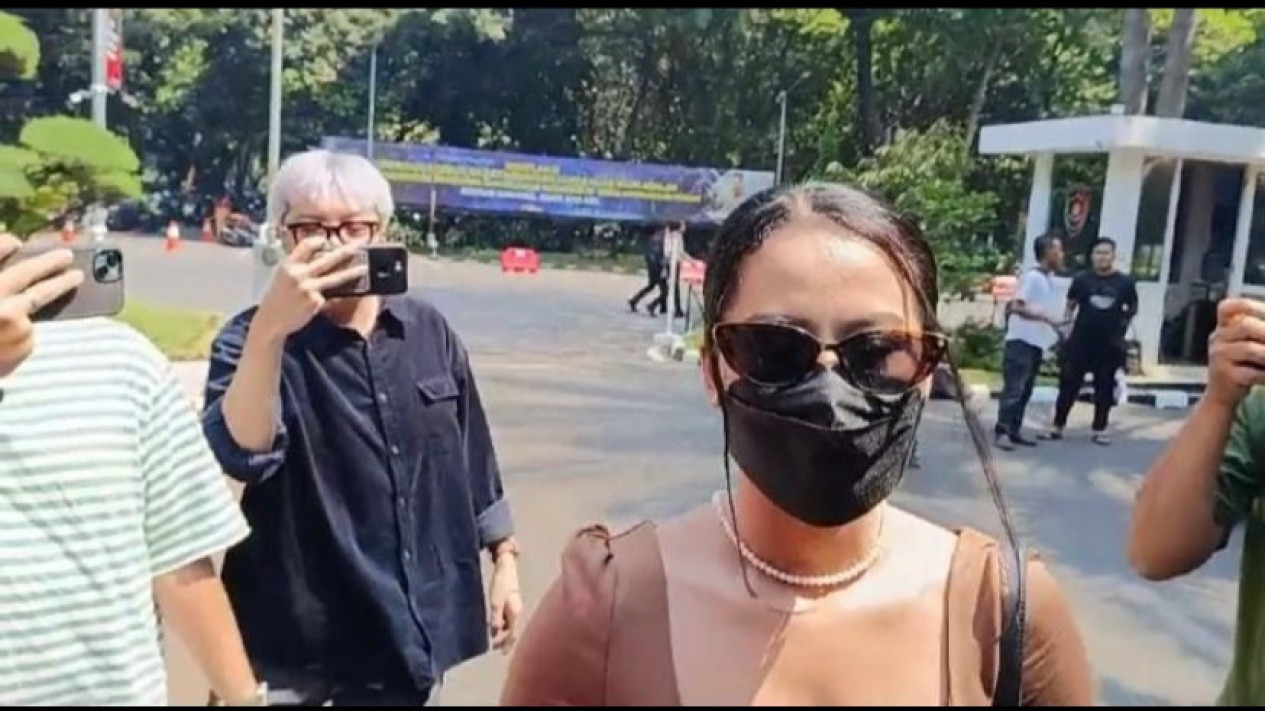 Buntut Kasus Film Porno, Siskaeee Ngaku Akun Instagramnya Hilang: Follow Backup Dong!
            - galeri foto