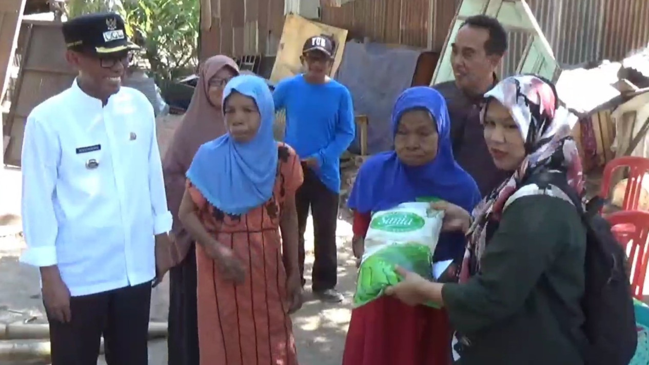 Dua Lansia Bersaudara Mulai Terima Bantuan Untuk Dirikan Rumah Kembali
            - galeri foto