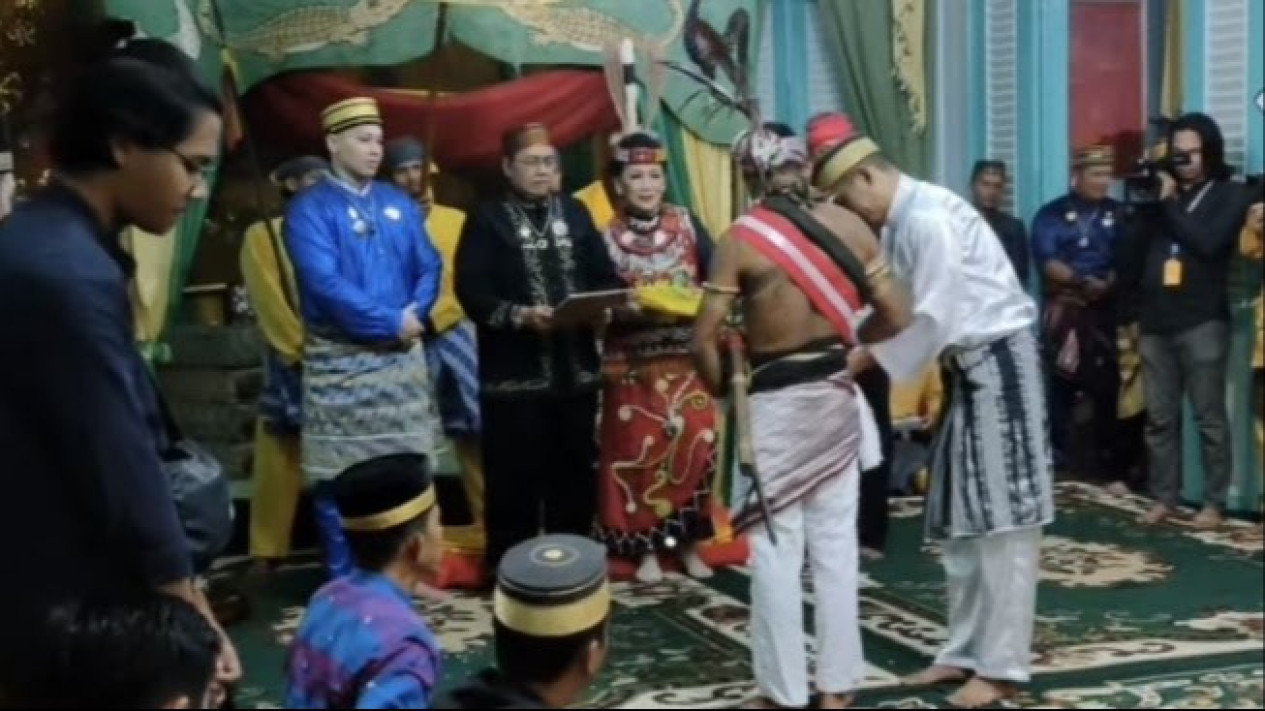 Bela Warga Rempang, Panglima Dayak Pajaji Pemimpin Pasukan Pantak Padagi Borneo Dapat Gelar Panglima Muda dari Keraton Amantubillah Mempawah
            - galeri foto