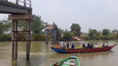 Jembatan Patah Ditabrak Kapal Ponton Pasir, Masyarakat Tepaksa Naik Ketek Untuk Menyebrang