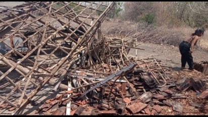 Diterjang Angin Puting Beliung Belasan Rumah di Situbondo Porak Poranda