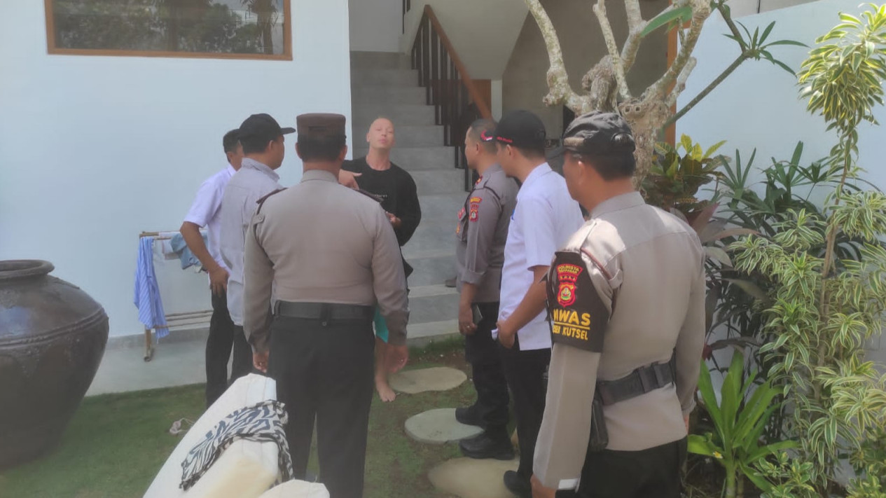 Mengaku Memiliki Penyakit Tidur Berjalan, WNA asal Rusia Keluar Villa Tanpa Busana Diamankan Polisi
            - galeri foto