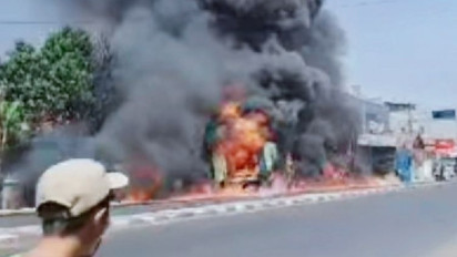 Mobil Boks Bermuatan Solar Terbakar Hebat di Karawang, Sang Sopir Malah Kabur