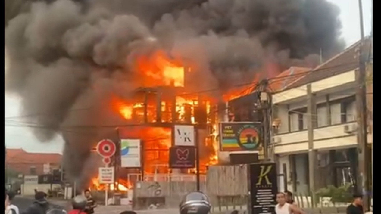 Ruko Penjual Barang Antik di Badung Ludes Terbakar
            - galeri foto