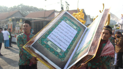 Replika Masjid Hingga Al Qur’an Raksasa Semarakkan Kirab Maulid di Desa Bambe
