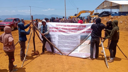 Ramai-ramai Warga Konawe Utara Bentangkan Spanduk, Desak PT Roshini Setop Aktivitas Tambang
