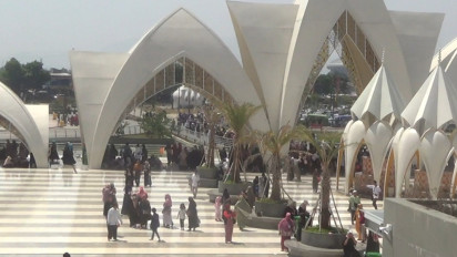 Hari Libur, Ribuan Pengunjung Padati Masjid Raya Al Jabbar 