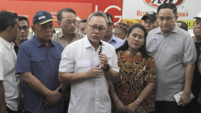 Mendag Zulhas Tinjau Pasar Tanah Abang, Belanja Untuk Warga Hingga Jutaan Rupiah