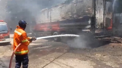 Mendadak Muncul Kobaran Api, Truk Fuso Hangus Terbakar di Area Pabrik Gresik