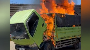 Truk Sayur Terbakar di Pasar Agrobis Plaosan Magetan, Puluhan Pedagang Panik Selamatkan Dagangannya